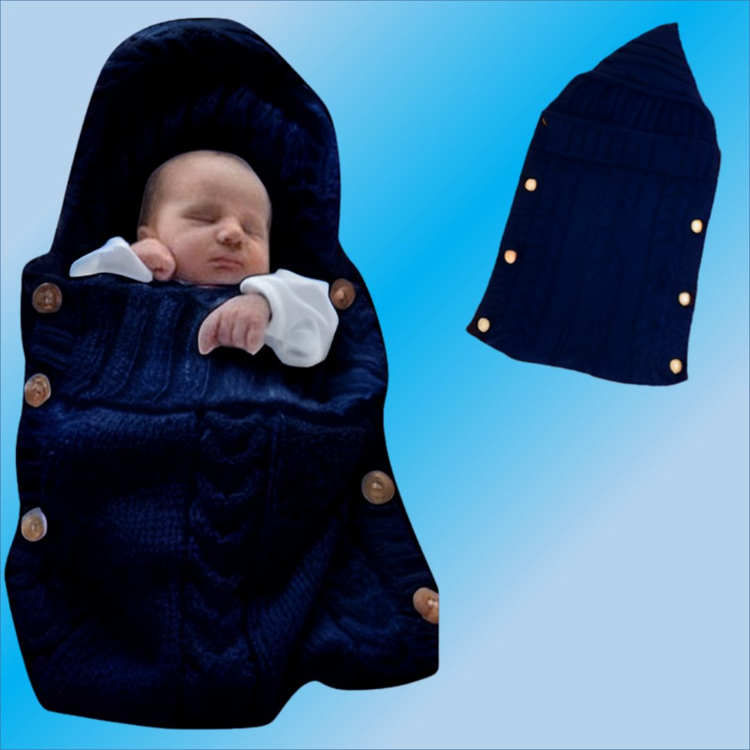 Un nouveau-né dort dans une couverture emmaillotage Petit Rêve bleu foncé à capuche et boutons. À côté du bébé, une couverture emmaillotage Petit Rêve vide dévoile sa forme et les détails de ses boutons sur un fond bleu dégradé.