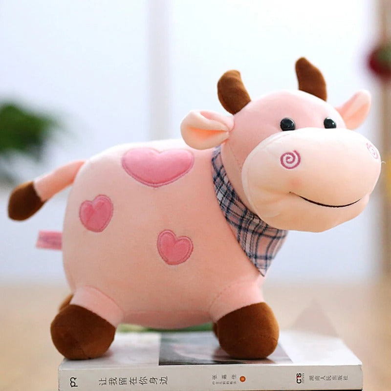 Adorable peluche vache rose avec des cĆurs et un bandana Ă carreaux.