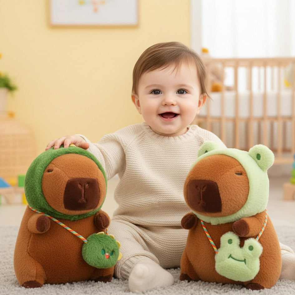 Peluche capybara adorable avec chapeau vert et petit sac.