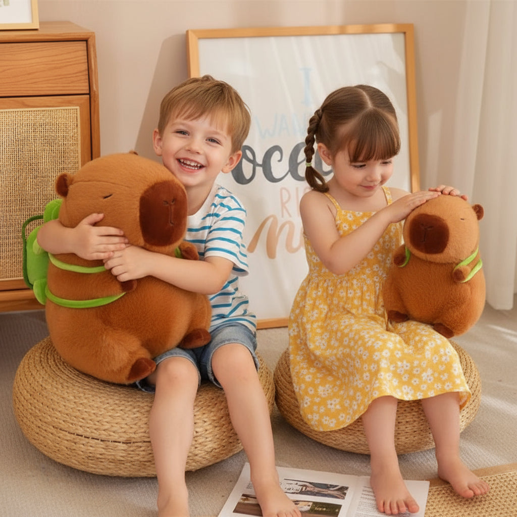 Deux enfants joyeux avec leurs Peluche capybara. Le garçon sourit en tenant la sienne.