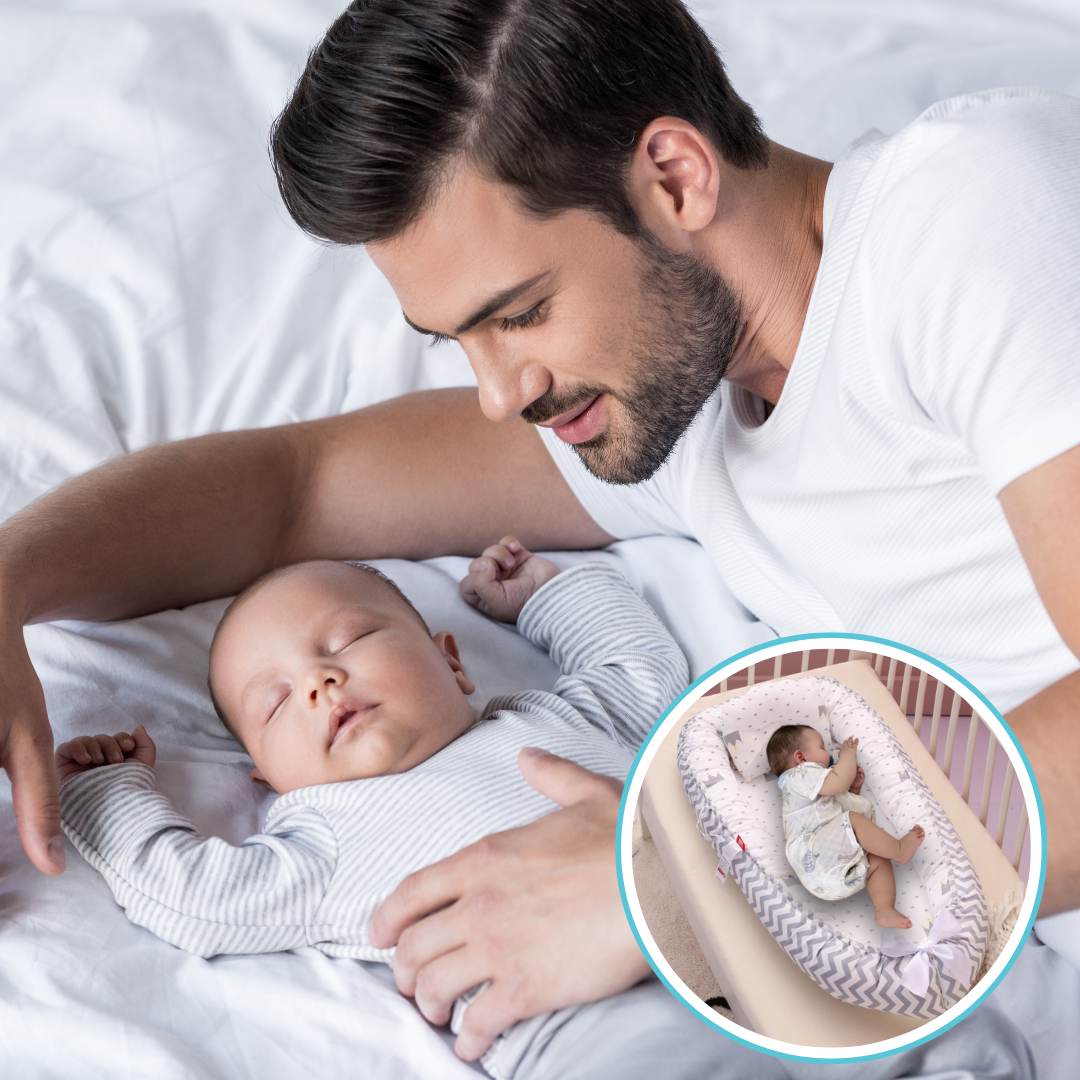 Un homme sourit à un bébé endormi à côté de lui sur un lit. Un médaillon montre le bébé profitant d'un sommeil sécurisé dans un cocon rassurant, bien au chaud dans le Réducteur de lit bébé | Nuit Douce placé dans un berceau. Tous deux sont vêtus de vêtements clairs.