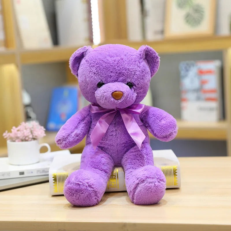 Adorable ours en peluche violet assis, ruban satiné, doux, cadeau enfant.