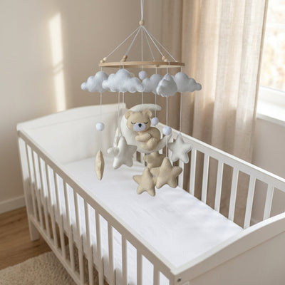 Mobile bébé en feutre au-dessus du lit