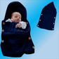Un nouveau-né dort dans une couverture emmaillotage Petit Rêve bleu foncé à capuche et boutons. À côté du bébé, une couverture emmaillotage Petit Rêve vide dévoile sa forme et les détails de ses boutons sur un fond bleu dégradé.