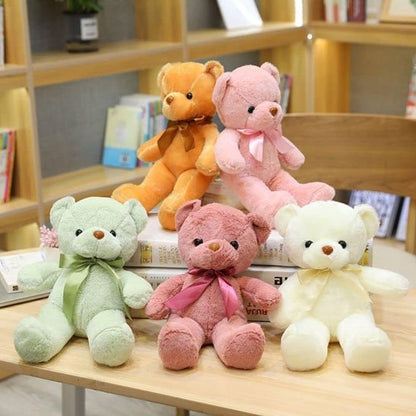  "Cinq ours en peluche colorés, doux et mignons, posés sur une table."
