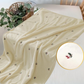 La Couverture bébé | Velours Câlin™ est une couverture bébé en velours ultra-doux jaune clair, ornée de motifs de cerises brodés, posée sur un lit blanc. Un gros plan révèle les cerises rouges et vertes ; un panier en osier garni de verdure trône à proximité.