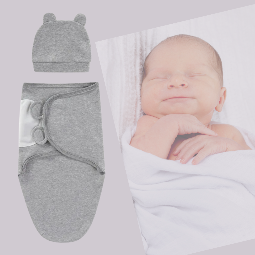 Un bonnet bébé gris avec des oreilles d'ours et la Couverture d'emmaillotage | Chaleur de Maman en coton doux et respirant sont exposés à côté d'une photo d'un nouveau-né endormi paisiblement enveloppé dans une couverture blanche.