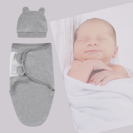 Un bonnet bébé gris avec des oreilles d'ours et la Couverture d'emmaillotage | Chaleur de Maman en coton doux et respirant sont exposés à côté d'une photo d'un nouveau-né endormi paisiblement enveloppé dans une couverture blanche.