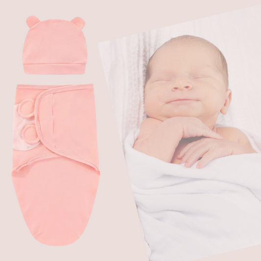 La Couverture d'emmaillotage | Chaleur de Maman rose avec bonnet à oreilles d'ours en coton doux repos près d'une photo de bébé souriant emmailloté dans une couverture blanche sur un fond rose pâle et délicat.