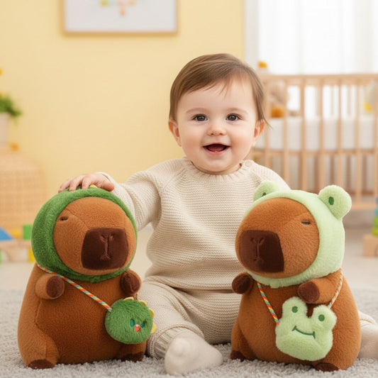 Peluche capybara adorable avec chapeau vert et petit sac.