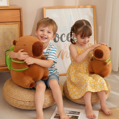 Deux enfants joyeux avec leurs Peluche capybara. Le garçon sourit en tenant la sienne.