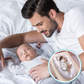 Un homme sourit à un bébé endormi à côté de lui sur un lit. Un médaillon montre le bébé profitant d'un sommeil sécurisé dans un cocon rassurant, bien au chaud dans le Réducteur de lit bébé | Nuit Douce placé dans un berceau. Tous deux sont vêtus de vêtements clairs.