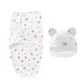 La Couverture emmaillotage bébé | Douce Câline™ est un lange blanc pour bébé accompagné d'un bonnet à oreilles d'ours assorti, tous deux aux doux imprimés animaliers (orange, vert, gris). Conçue pour apaiser le réflexe de Moro et favoriser un sommeil paisible, elle est présentée sur un fond blanc uni.