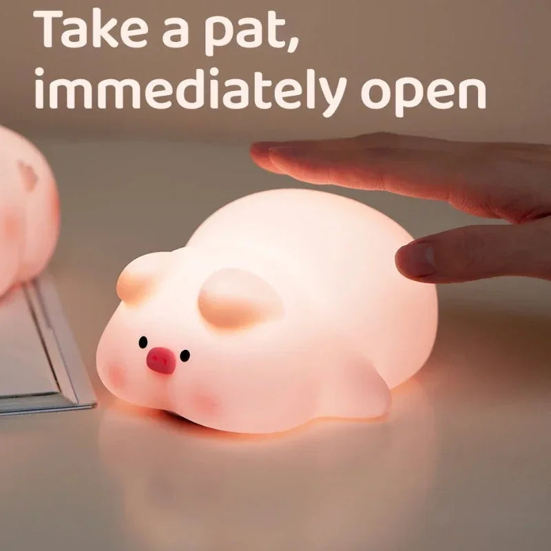 La veilleuse bébé Porcin™ en forme de cochon s'active lorsque l'on passe la main au-dessus. « Prenez une caresse, ouvrez immédiatement », souligne sa douce lueur et son design ludique.