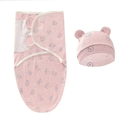 L'ensemble couverture emmaillotage bébé Douce Câline™ comprend un lange rose et un bonnet assorti avec de jolies oreilles d'ours, des lettres blanches et des ours de dessins animés sur un fond rayé rose clair, idéal pour un sommeil paisible.