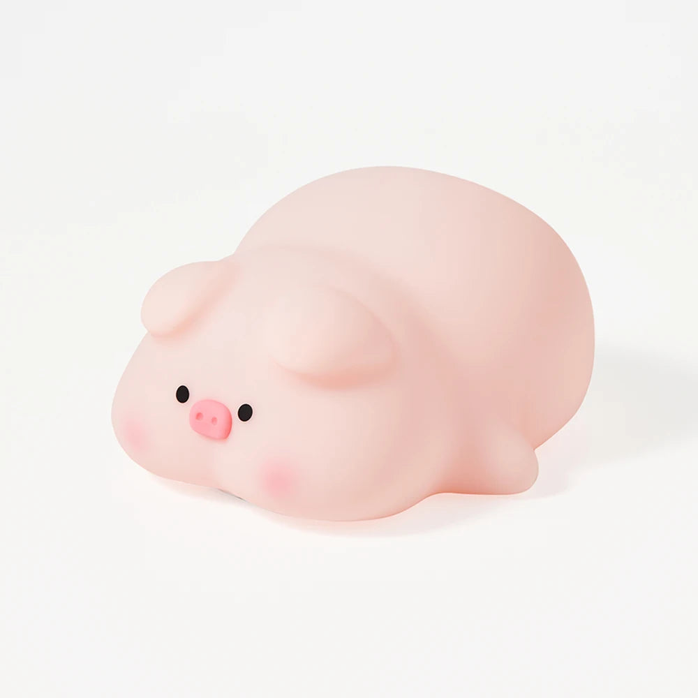 La Veilleuse bébé | Porcin™ est une adorable peluche cochon rose pastel aux petits yeux noirs et au museau rosé. Sa forme ronde et son design veilleuse bébé émettent une douce lumière douce, parfaite pour créer une ambiance apaisante dans toute chambre d'enfant.