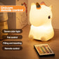 La Magic-Star™ Veilleuse bébé, une lampe licorne lumineuse avec une corne, repose sur une surface en bois. Une télécommande à proximité offre une luminosité réglable avec plusieurs boutons. Les principales caractéristiques comprennent une lumière à sept couleurs, un contrôle par tapotement, un remplissage et une insertion faciles, une fonctionnalité veilleuse bébé et une sécurité enfant améliorée.